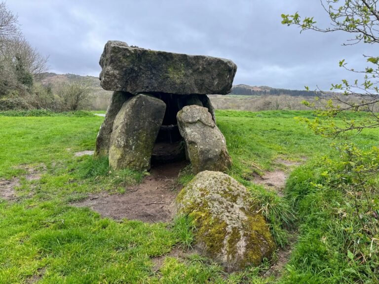 Un dolmen dans un paysage verdoyant