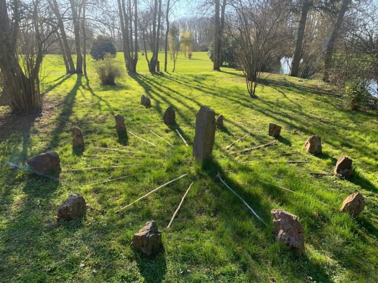 Un cercle de pierres disposé dans une prairie